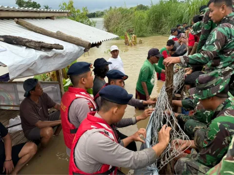 Brimob Polda Metro Jaya Sigap Tangani Tanggul Jebol di Muara Gembong, Warga dan Aparat Bergotong Royong