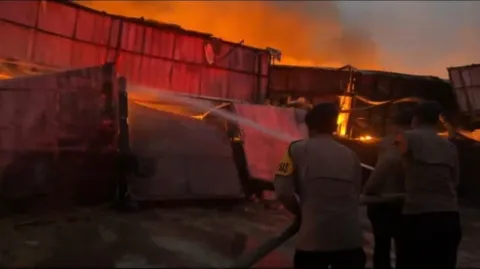 Brimob Polda Metro Jaya Bantu Padamkan Kebakaran 26 Gudang di Kosambi Hari Ini