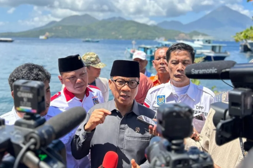 Menteri Desa Bantah Isu Koperasi Merah Putih Matikan Usaha Kelontong Milik Warga 