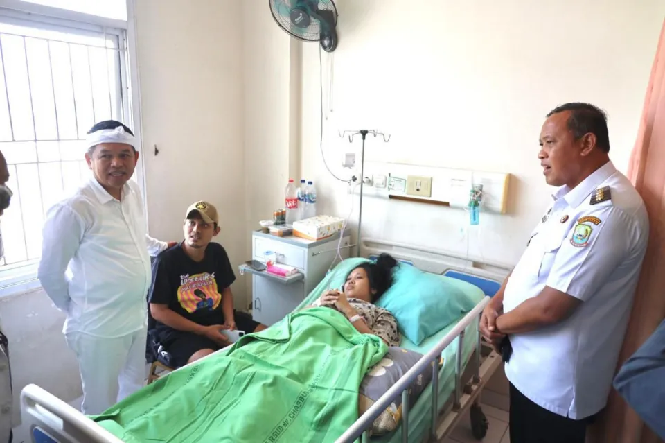 Terbaru Tri Adhianto Dampingi Dedi Mulyadi Jenguk Korban, Pastikan Perawatan Gratis BPJS