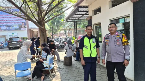 Jaga Jakarta On The Spot, Bhabinkamtibmas Patroli SMAN 5 Bekasi Cegah Tawuran dan Kenakalan Remaja