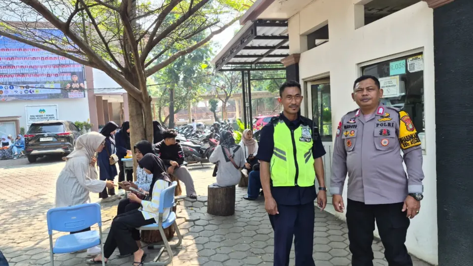 Jaga Jakarta On The Spot, Bhabinkamtibmas Patroli SMAN 5 Bekasi Cegah Tawuran dan Kenakalan Remaja