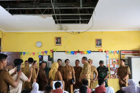 Tri Adhianto Gerak Cepat! Atap Bocor hingga Plafon Runtuh di SDN 7 Teluk Pucung, Pemkot Bekasi Langsung Turun Tangan