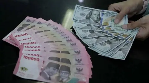 Hari Ini Rupiah Tembus Rp18.000 per Dolar, Dibayangi Risiko Downgrade MSCI 