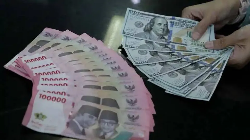 Hari Ini Rupiah Tembus Rp18.000 per Dolar, Dibayangi Risiko Downgrade MSCI 