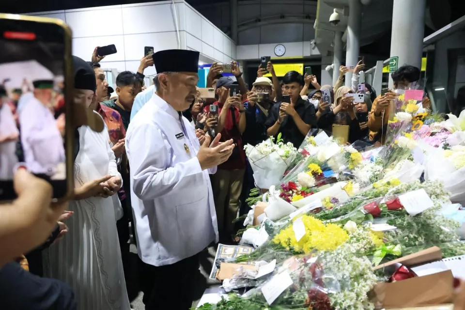 Wawali Bekasi Abdul Harris Bobihoe Doa & Tabur Bunga di Stasiun Bekasi Timur, Kenang Korban Kecelakaan KA