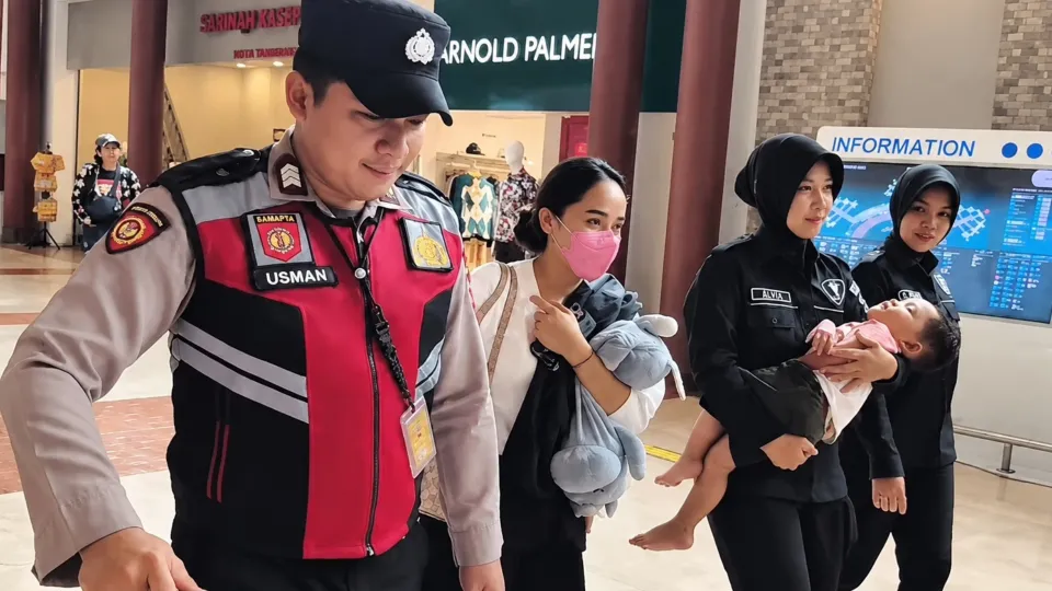Polisi Dampingi Ibu dan Balita Demam yang Terkendala Perjalanan di Bandara Soekarno-Hatta