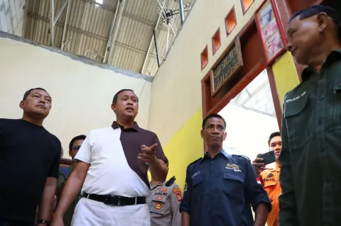 Gerak Cepat Tri Adhianto! 10 Rumah Rusak Diterjang Angin Kencang di Kota Bekasi Langsung Dibantu hingga Rp15 Juta