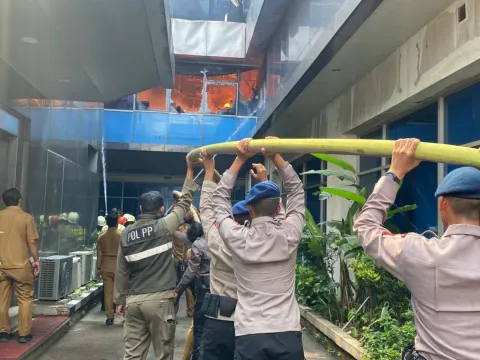 3 Fakta Kebakaran Gedung Kemendagri Hari Ini di Jakarta Selatan, Kronologi dan Respons Cepat Brimob Terungkap