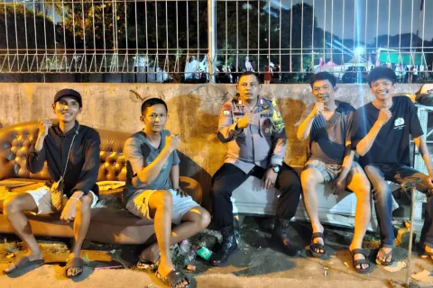 Bhabinkamtibmas Jatiwaringin Patroli Malam, Ajak Warga Wujudkan Lingkungan Aman Jaga Jakarta On The Spot