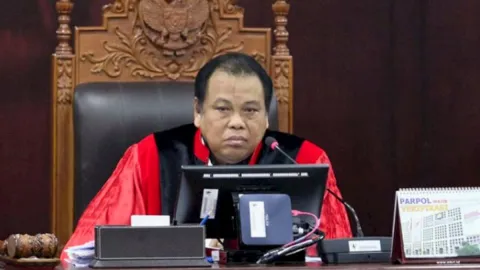 Sidang Terakhir Arief Hidayat Jelang Purnabakti, Tujuh Buku Satu Amanah Merawat Konstitusi