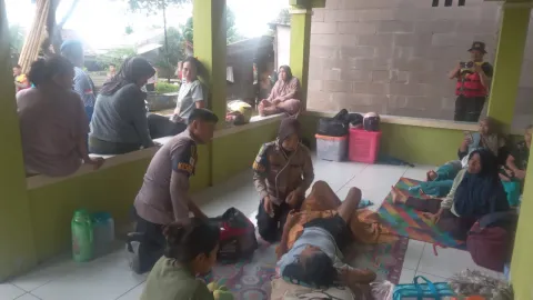 Polri All Out di Karawang: Randurlap Turun, Polwan Masak, Patroli Kesehatan Door to Door untuk Korban Banjir