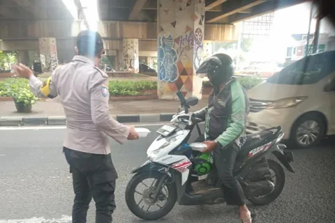 Hari ini Polsek Pondok Gede Bagi-bagi 150 Nasi Kotak di Bundaran JORR Jatiwarna
