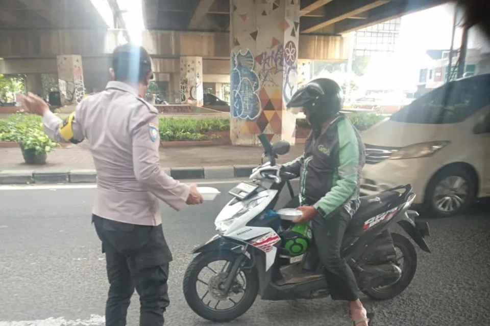 Hari ini Polsek Pondok Gede Bagi-bagi 150 Nasi Kotak di Bundaran JORR Jatiwarna