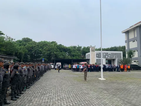 Satpol PP Satlinmas Kota Bekasi Gelar Aksi Gotong Royong K3 Massal di Kawasan Medan Satria 