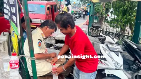 Satpol PP Kota Bekasi Tangani Anggota Lansia yang Sakit dan Linglung di Stasiun Bekasi
