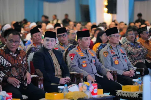 Polri Gelar Doa Bersama Serentak di Seluruh Indonesia, Kapolri Serahkan Santunan kepada Anak Yatim Piatu