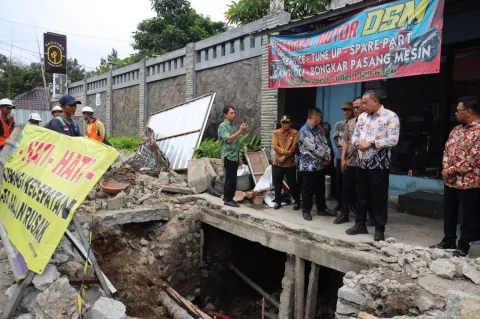 Sidak Jalan Ambles Cikunir, Wali Kota Bekasi Soroti Keselamatan dan Bangunan Bermasalah