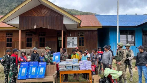 Lampu Solar Panel Terangi Kampung Arinkop Hari Ini, Warga Pegunungan Bintang Sambut Hangat Aparat
