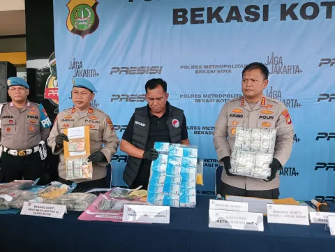 Kapolres Kusumo Wahyu Bintoro Bongkar Jaringan Obat Keras Ilegal di Bekasi: 12.649 Butir Disita, 17 Tersangka dan 13 DPO Diburu