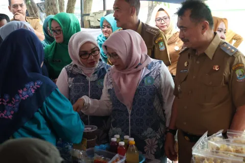 Borong Takjil UMKM, Aksi Wawali Bekasi Harris Bobihoe Dorong Ekonomi Kerakyatan Saat Ramadan