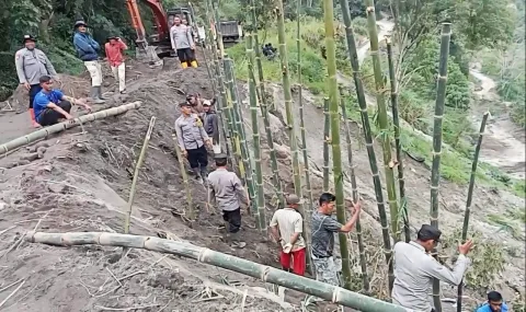 Gotong Royong Polsek Kute Panang dan Warga Cegah Longsor di Aceh Tengah
