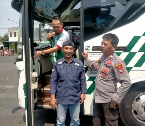 Jaga Jakarta On The Spot, Polisi Hadir Layani Masyarakat dan Jaga Keamanan Terminal Bekasi Timur 
