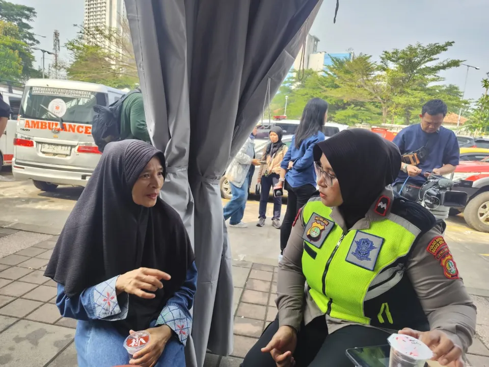 Polwan Bekasi Dampingi Keluarga Korban Kecelakaan Kereta, Aksi Humanis Polri Disorot