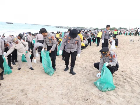Kapolda Bali Turun Langsung, 5.000 Relawan Bersihkan Pantai Kedonganan Demi Pariwisata