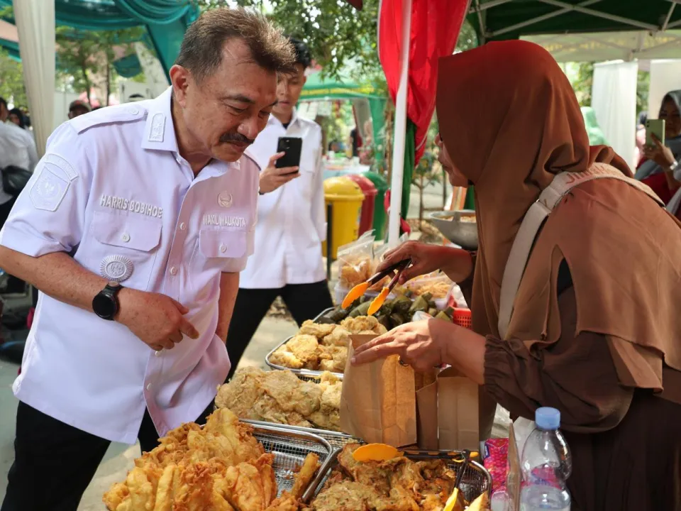 Wawali Harris Bobihoe Borong Produk UMKM Emak-Emak Bekasi, Dorong Tembus Pasar Internasional
