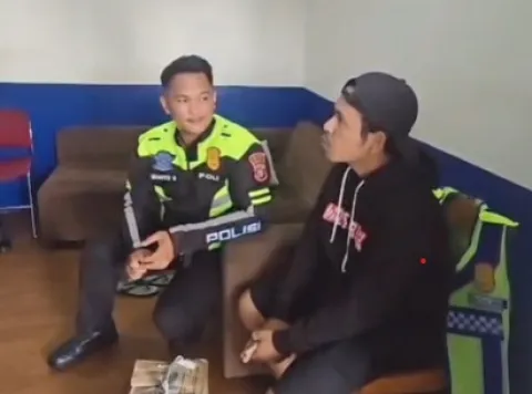 Terharu! Polisi Bantu Pemudik Kehabisan Ongkos di Serpong Saat Mudik