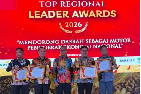 Wali Kota Bekasi Tri Adhianto Raih Penghargaan Nasional Pendorong Pertumbuhan Ekonomi Kota