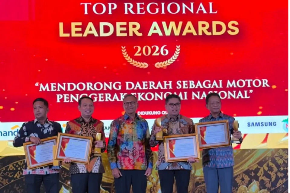 Wali Kota Bekasi Tri Adhianto Raih Penghargaan Nasional Pendorong Pertumbuhan Ekonomi Kota