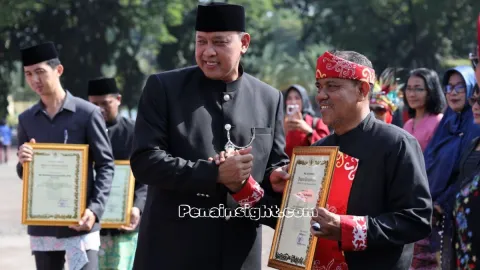 Tri Adhianto Beri Penghargaan Pelaku Seni Budaya di HUT ke-29 Kota Bekasi