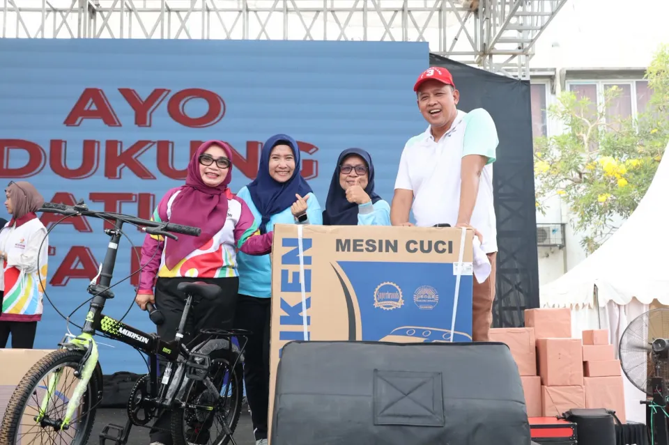 Tri Adhianto Sampaikan Bantuan Rp2,2 Miliar untuk NTT saat Festival Olahraga Bekasi Barat