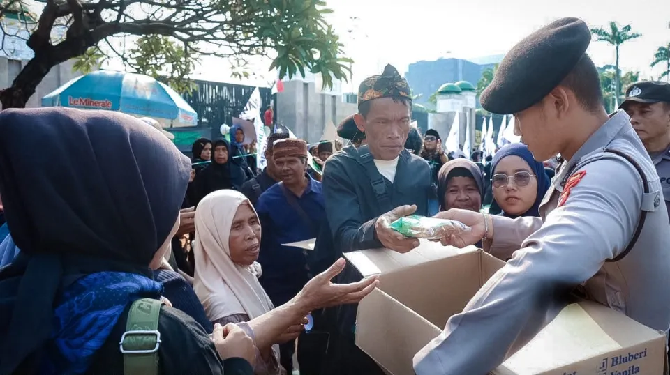 Polisi Bagikan Roti dan Air kepada Peserta Aksi di Depan Gedung DPR/MPR Jakarta