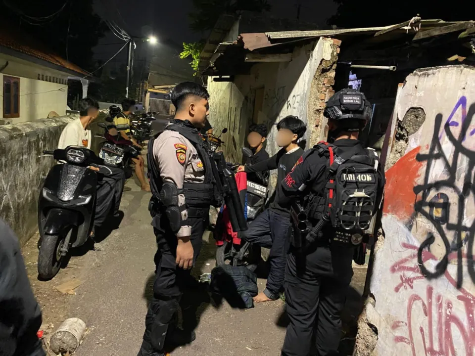 Brimob PMJ dan Perintis Gagalkan Dugaan Tawuran di Cipinang, Sajam hingga Molotov Diamankan Polisi