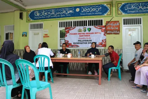 Kapolres Metro Bekasi Kota Gelar Jumat Berkah di Panti Asuhan, Bagikan Sembako dan Layanan Kesehatan