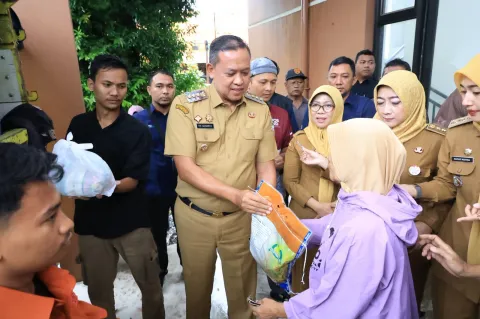 Wali Kota Bekasi Tri Adhianto Buka Pasar Murah Bersubsidi di 12 Kecamatan