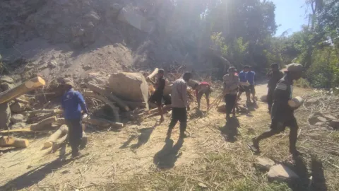 Longsor Tutup Jalan ke Dusun Nitung, Personel Polri Buka Akses Warga di Palue