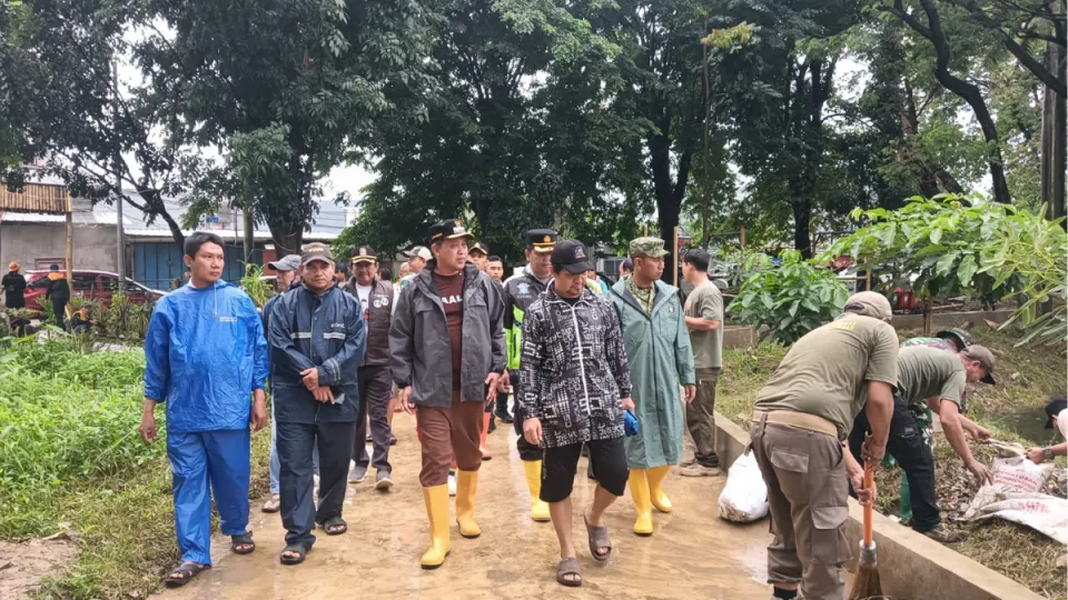 Wali Kota Bekasi dan Forkopimda Bersihkan Danau Duta dan Tertibkan Bangunan Liar