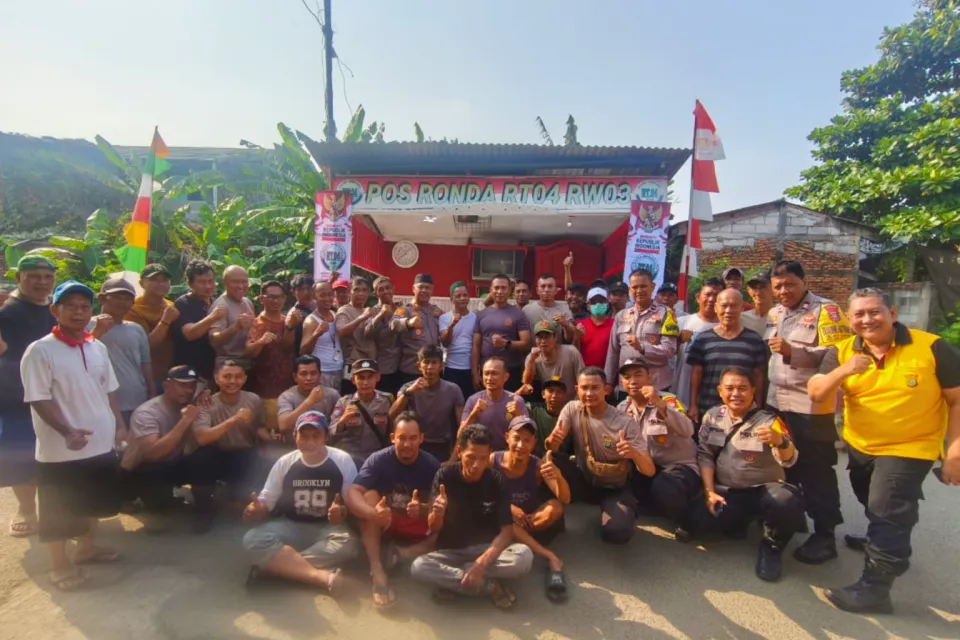 Kapolsek Bekasi Barat Pimpin Kerja Bakti Bersama Warga Kranji Sambut HUT Ke-81 RI