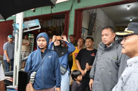 TRI ADHIANTO TURUN TANGAN! Jalan Caringin Mustikasari Rusak Parah, Truk Besar Bakal Ditindak Tegas