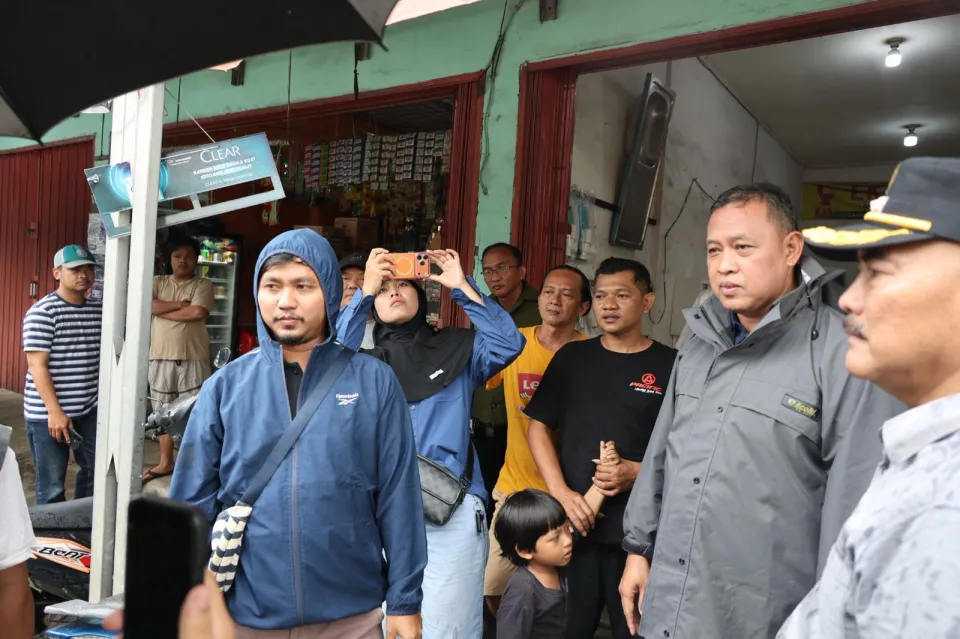 TRI ADHIANTO TURUN TANGAN! Jalan Caringin Mustikasari Rusak Parah, Truk Besar Bakal Ditindak Tegas