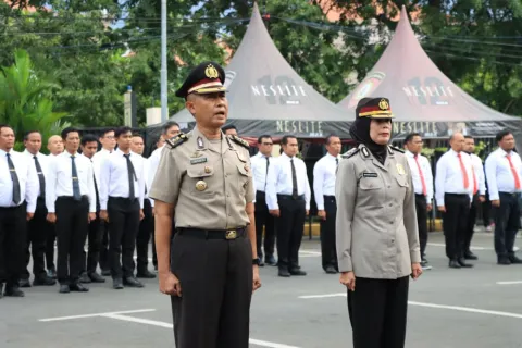 Pimpin Upacara Kenaikan Pangkat Pengabdian, Kapolres Bekasi Kota: Jaga Rekam Jejak Dinas Tanpa Cedera