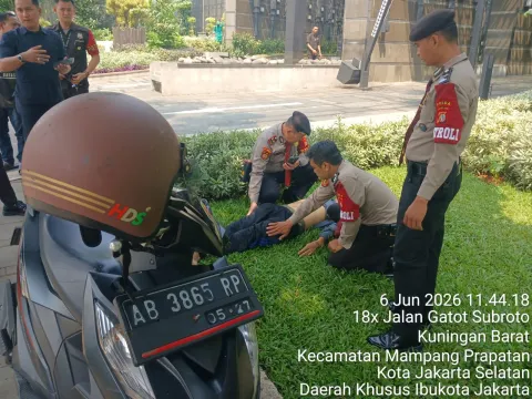 Polisi Sigap Evakuasi Korban Kecelakaan di Gatot Subroto, Arus Lalu Lintas Tetap Lancar