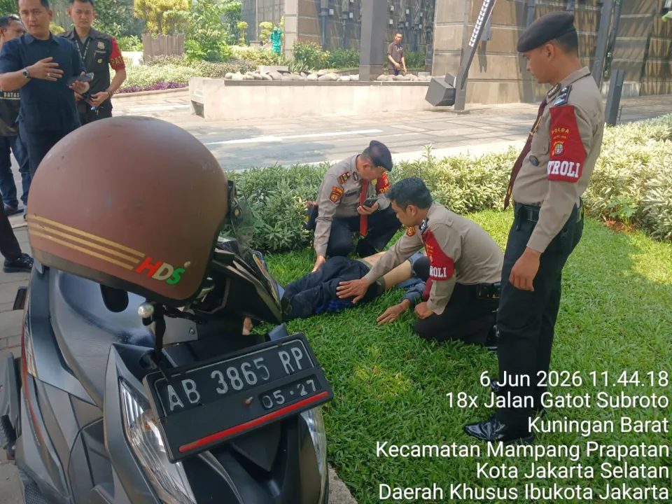 Polisi Sigap Evakuasi Korban Kecelakaan di Gatot Subroto, Arus Lalu Lintas Tetap Lancar