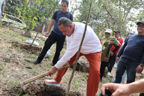 Wali Kota Bekasi Tanam 200 Pohon di Danau Duta Harapan, Perkuat Ruang Hijau Kota