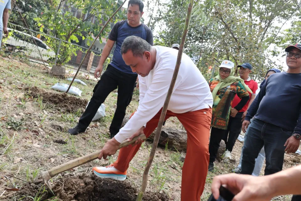 Wali Kota Bekasi Tanam 200 Pohon di Danau Duta Harapan, Perkuat Ruang Hijau Kota