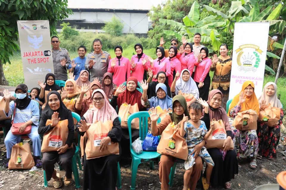 Sentuhan Humanis Jaga Bekasi On The Spot, Kapolres dan Bhayangkari Sambangi Warga Harapan Mulya
